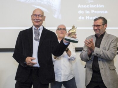El exdirector del CAF, Pablo Juliá, recibe en Huelva el Premio ‘Ángel Serradilla’