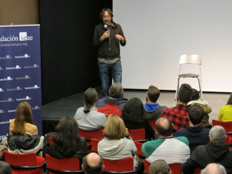 Exitoso encuentro con el director Paco R. Baños tras la proyección de su película ‘522. Un gato, un chino y mi padre’ en Sevilla