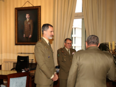 Felipe VI admira en vivo el retrato del  pintor Antonio Montiel