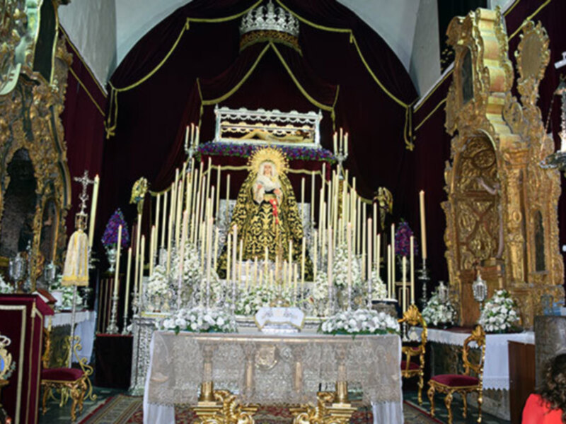Cinco días junto a la Virgen de los Dolores en su Soledad Coronada  y su hijo  Yacente  el señor de la Misericordia de Alcalá del Río.