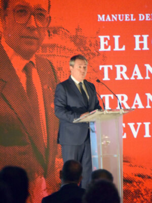 Sevilla homenajea al ex alcalde Manuel del Valle en un acto celebrado en el Real Alcázar