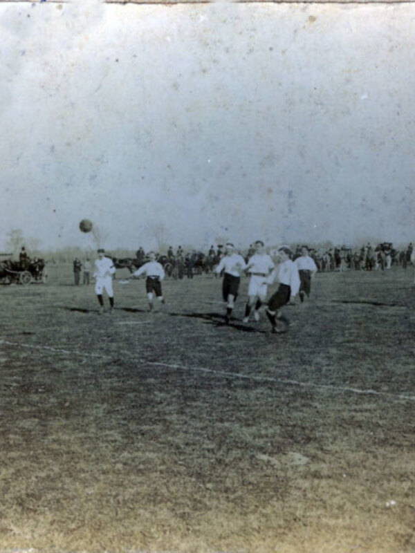 El primer partido de fútbol  en España se disputó en el antiguo Hipódromo de Tablada entre el Sevilla y el Huelva el 8-3-1890