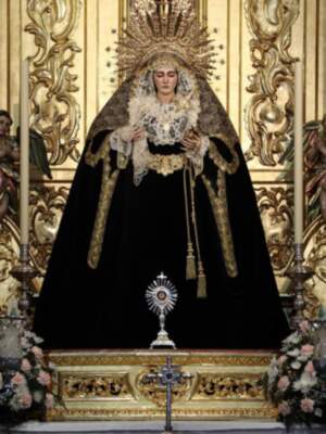 La virgen de las Angustias de Alcalá del Río, se viste de luto para el mes de Noviembre
