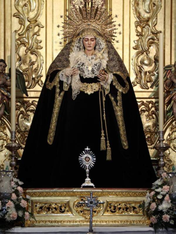 La virgen de las Angustias de Alcalá del Río, se viste de luto para el mes de Noviembre