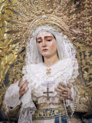 La Mariana Virgen de las Angustias de Alcalá del Río vestida para Adviento y Navidad.