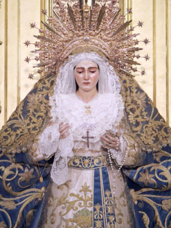 La Titular Mariana de la Vera-cruz de Alcalá del Río vestida de inmaculada concepción 