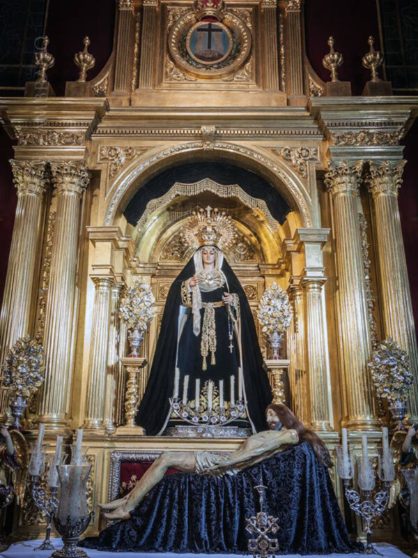 Diego Jesús Geniz y  Charo Padilla en la mesa redonda de la Hermandad de la Soledad de Alcalá del Río