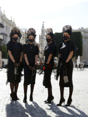 Tradiciones de Sevilla como es la mantilla.