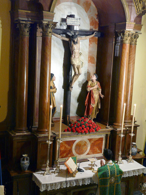 Eucaristía en el altar de la Asociación de Fieles Cristo del Buen Fin en Alcalá del Río