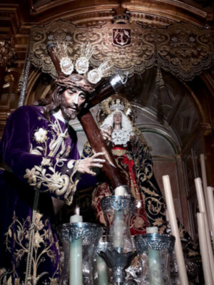 Acto de Semana Santa en el altar de la Hermandad de Jesús el Nazareno de Alcalá del Río.