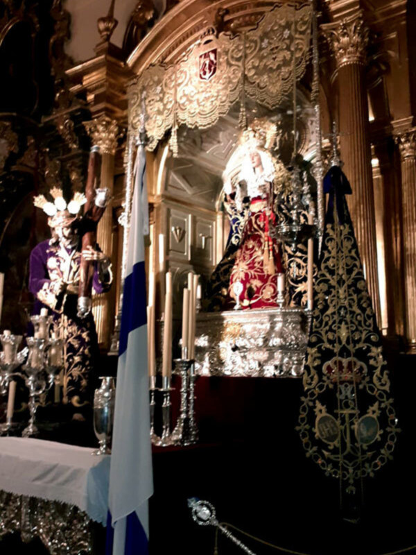 Altar, exposición y acto en la corporación de Miércoles Santo de Alcalá del Río.
