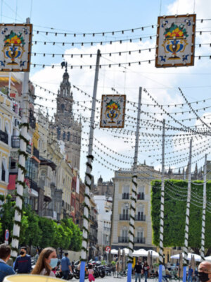 Sevilla enciende el alumbrado de Feria en el centro de la Ciudad