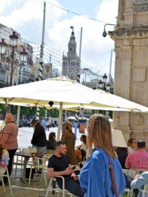 Preparativos en el centro de Sevilla para la 'no Feria de Abril'