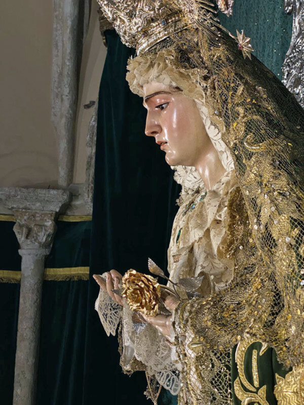 María Santísima de las Angustias Coronada de Alcalá del Río porta en sus manos la Rosa de Pasión del programa Cruz de Guía