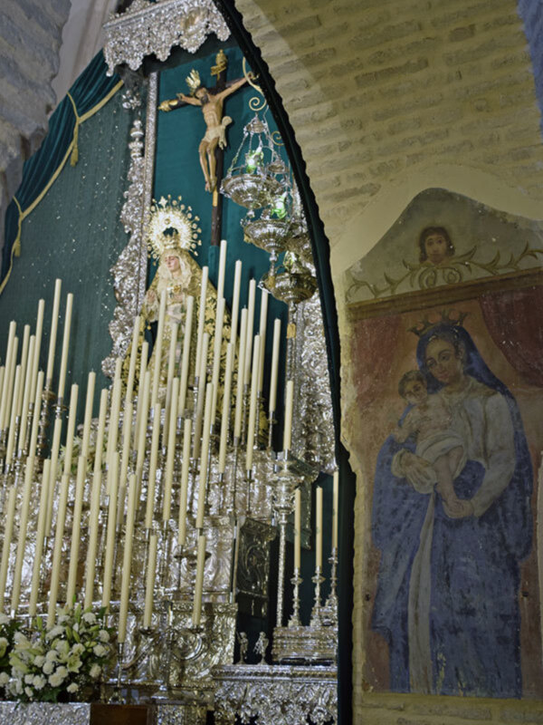 La Hermandad de la Vera-cruz Ilipense celebra sus cultos en el Altar Mayor de la Parroquia de Alcalá del Río
