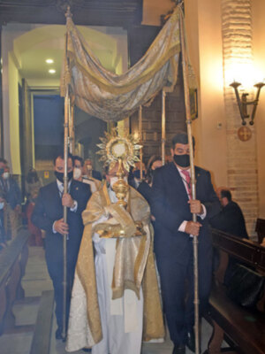 Procesión Claustral en la Parroquia Ntra. Sra. de la Asunción de Alcalá del Río por la Hermandad de la Vera- Cruz