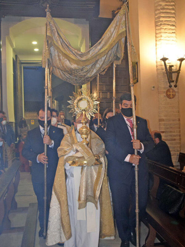 Procesión Claustral en la Parroquia Ntra. Sra. de la Asunción de Alcalá del Río por la Hermandad de la Vera- Cruz