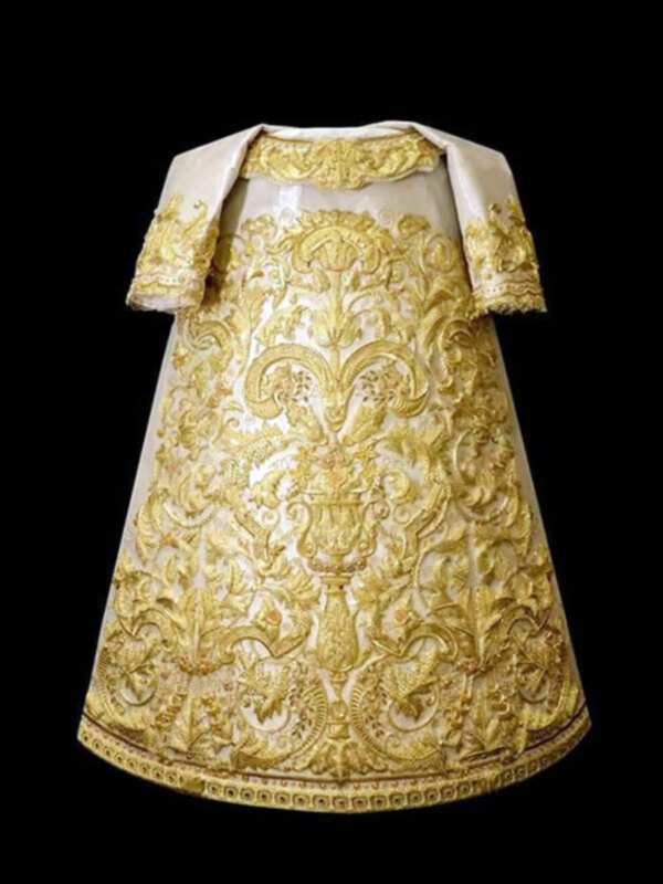 Así es la nueva saya bordada de la Virgen de Las Angustias Coronada de Alcalá del Río