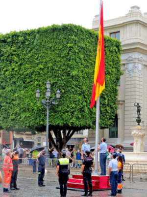 El alcalde de Sevilla, Juan Espadas, ha participado en el izado solemne de la bandera de España en la Plaza de San Francisco