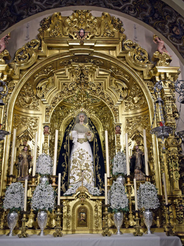 La Virgen de la Soledad de San Lorenzo vestida de Blanco en tiempo estival.