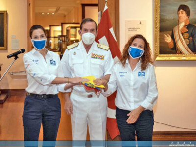La Armada entrega la Enseña Nacional a las integrantes del Reto “PELAYO VIDA”