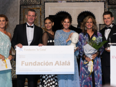 Lourdes Montes (vestida por Elisabetta Franci) recibió el donativo destinado a la Fundación Alalá en los premios Escaparate