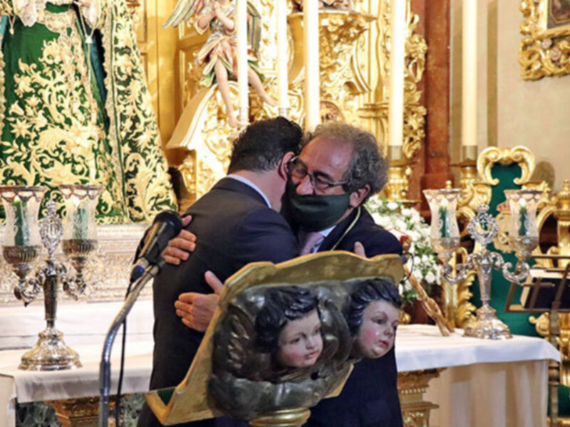 La Hermandad de la Esperanza Macarena de Sevilla ofreció a la Virgen de las Angustias de Alcalá del Río un Relicario de Oro, con motivo del 50 Anivers
