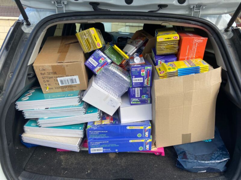 Campaña solidaria de entrega de material escolar por el Colectivo L@s Invisibles de El Puerto de Santa María