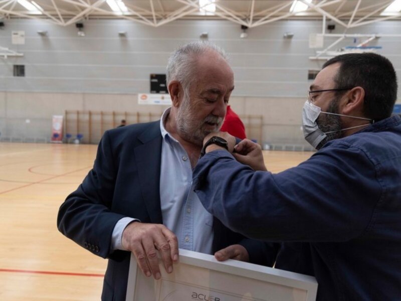 La Asociación de Entrenadores de Castilla y León (ACLEB) impone la insignia de oro a su ex presidente Óscar Castañeda, máximo mandatario de la FBCyL