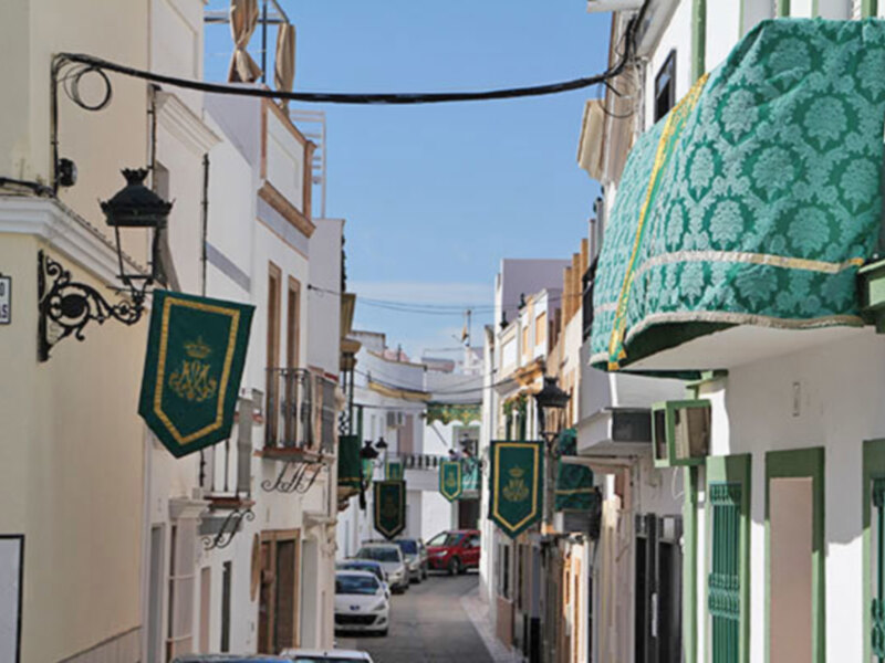 La localidad sevillana de Alcalá del Río se viste de verde por la conmemoración del 50 Aniversario de la Coronación de su Virgen de las Angustias.