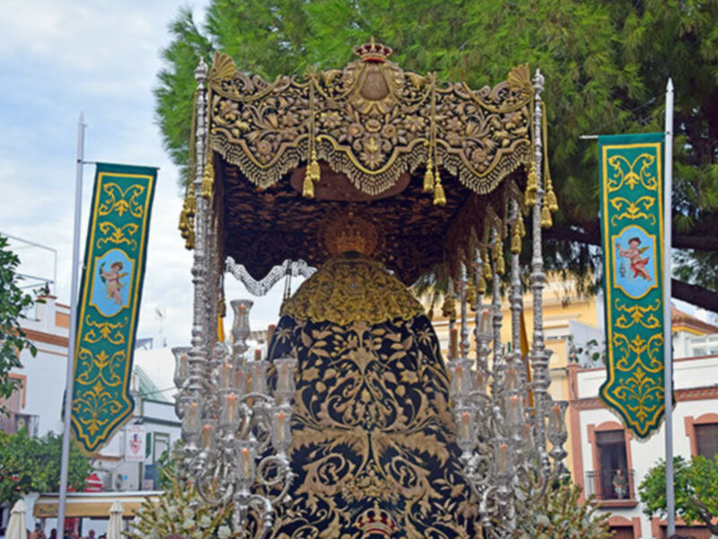Su Coronación, haya sido la primera en procesionar bajo palio en Sevilla y provincia, para mayor gloria de Dios