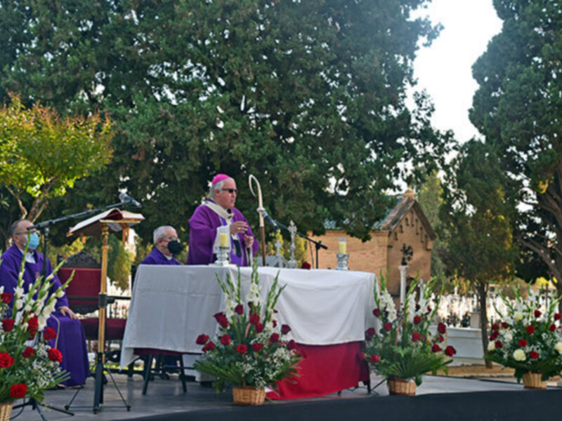Tradicional misa de los fieles difuntos en el cementerio de San Fernando de Sevilla.