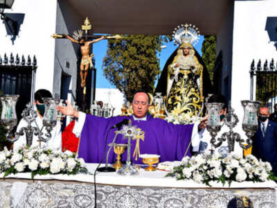 La Hermandad de la Vera-cruz de Alcalá del Río, visitó el cementerio de la localidad a primera horas de la mañana con los primeros rayos de Sol.