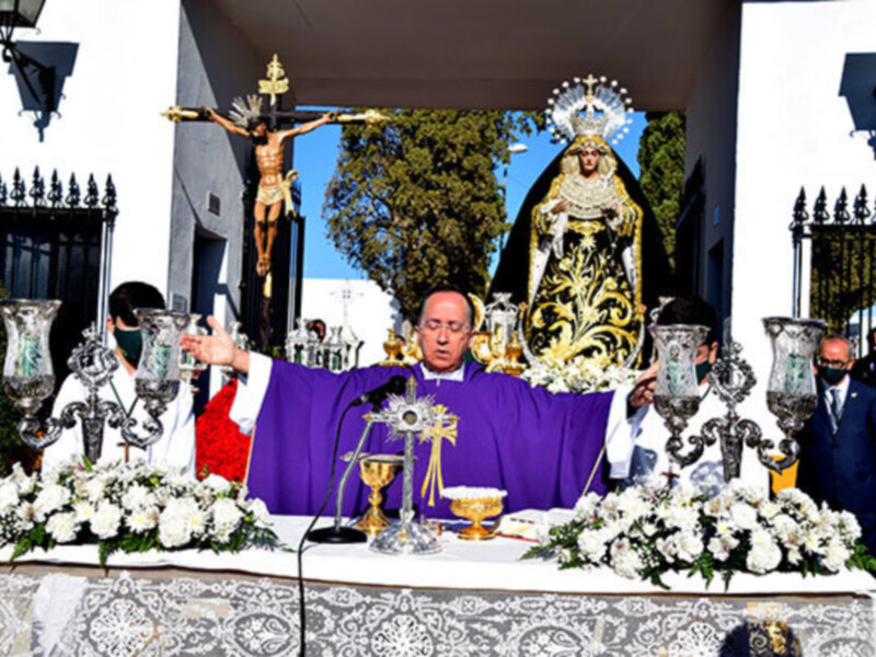 La Hermandad de la Vera-cruz de Alcalá del Río, visitó el cementerio de la localidad a primera horas de la mañana con los primeros rayos de Sol.