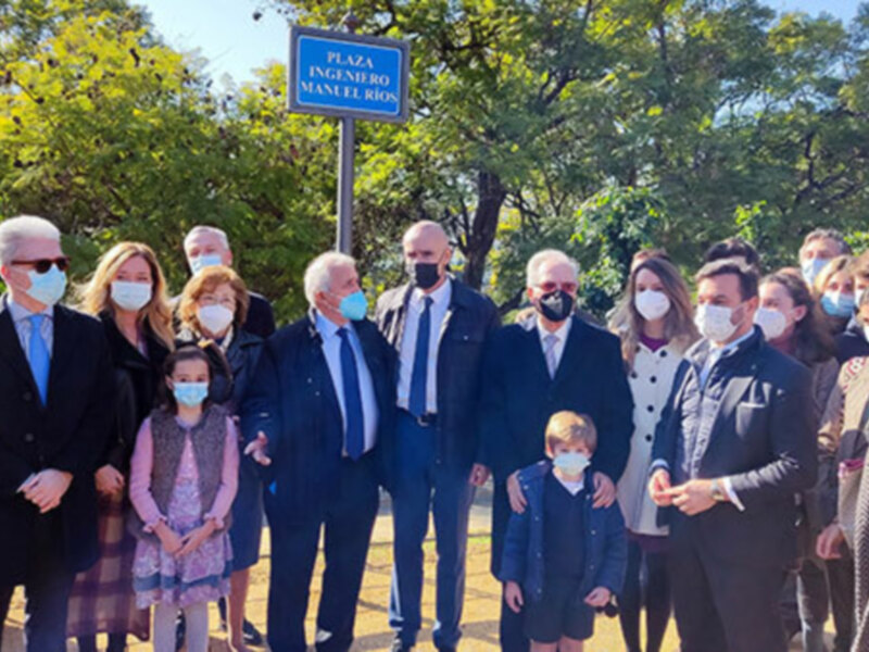 Este viernes se inauguró la plazoleta dedicada al salvador del puente de Triana en Sevilla