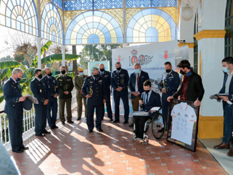El Real Aeroclub de Sevilla regaló un cuadro con la prenda deportiva, creada al efecto, para el Aeródromo de tablada hispalense