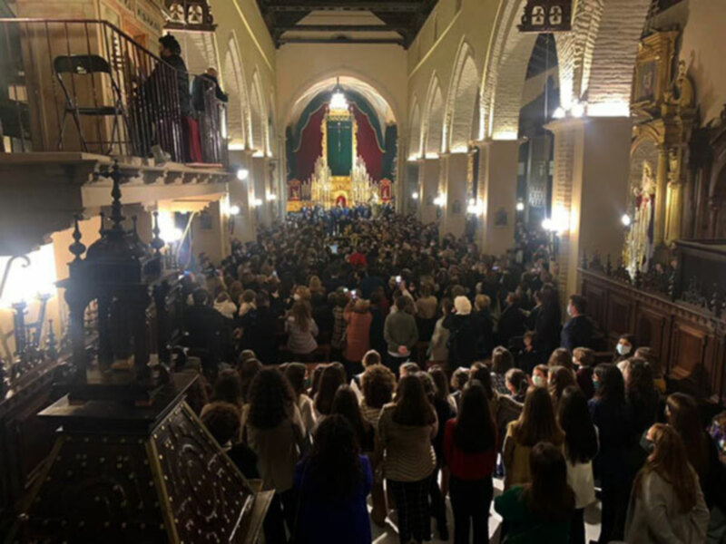 Solemne Procesión de Traslado de los Titulares de Vera-cruz de Alcalá del Río para sus Cultos.