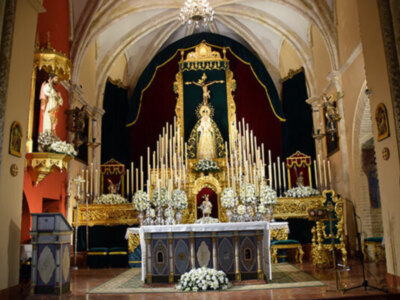 Altar de Novena en honor de la titular mariana de la hermandad de la Vera- cruz de Alcalá del Río.