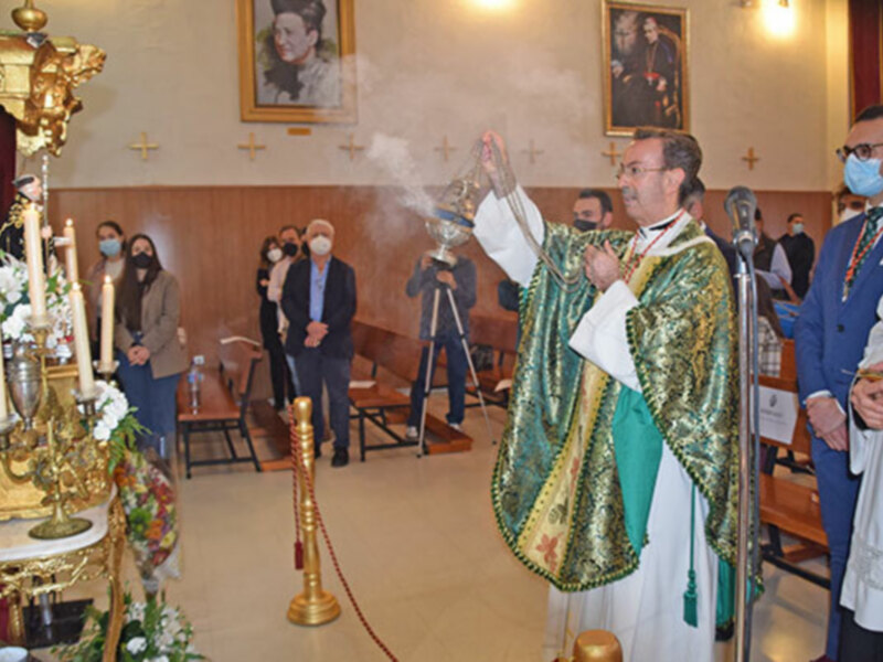 El Rvdo. Amador  Domínguez Manchado Bendice una réplica de San Benito Abad       