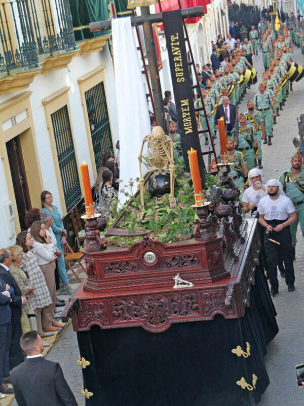 El Vienes Santo en Alcalá del Río con sabor a despedida de la Semana Santa de la localidad ribereña.