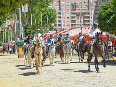 Los encajes son otros de los elementos más tradicionales de las casetas de la Feria  de Sevilla.