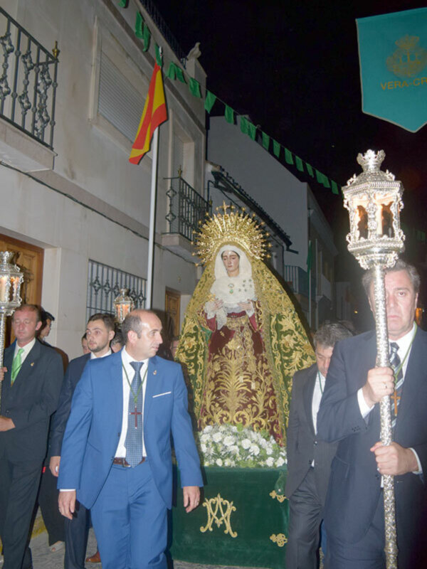 Procesión de bajada de los titulares de la Hermandad de la Vera-cruz de Alcalá del Río.