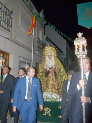 Procesión de bajada de los titulares de la Hermandad de la Vera-cruz de Alcalá del Río.