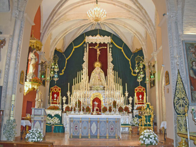 Espectacular altar efímero de la Hermandad de la Vera-cruz de Alcalá del Río 