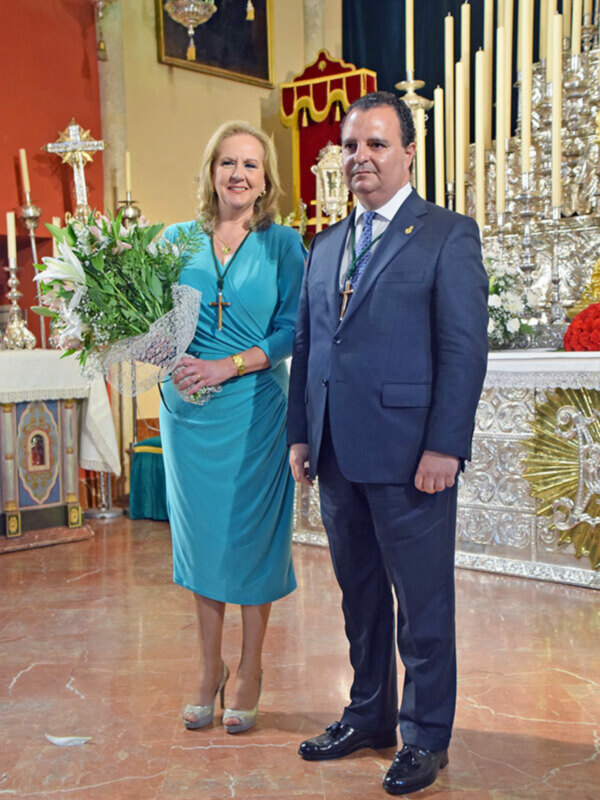 El tercer domingo de mayo la hermandad de la Vera-cruz de Alcalá del Río celebra la exaltación de la Santa Vera-cruz
