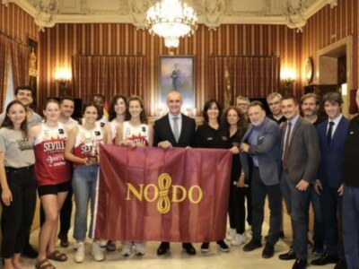 El alcalde recibe al Beiman Baloncesto Sevilla en el Ayuntamiento tras su ascenso a Liga Femenina 2