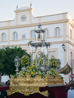 Dios vuelve a pasar por las calles de Alcalá del Río