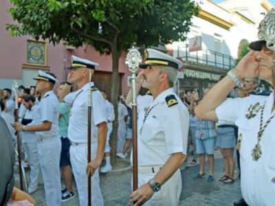 Triana recuperó la procesión fluvial de la Virgen del Carmen del Puente de Triana