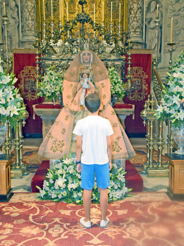 Segundo besamanos de la Virgen de los Reyes patrona de Sevilla.
