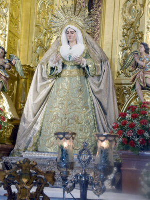 María Santísima de las Angustias de Alcalá del Río vestida para la época estival